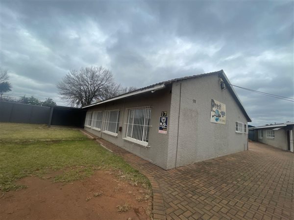 350  m² Commercial space in Witfield