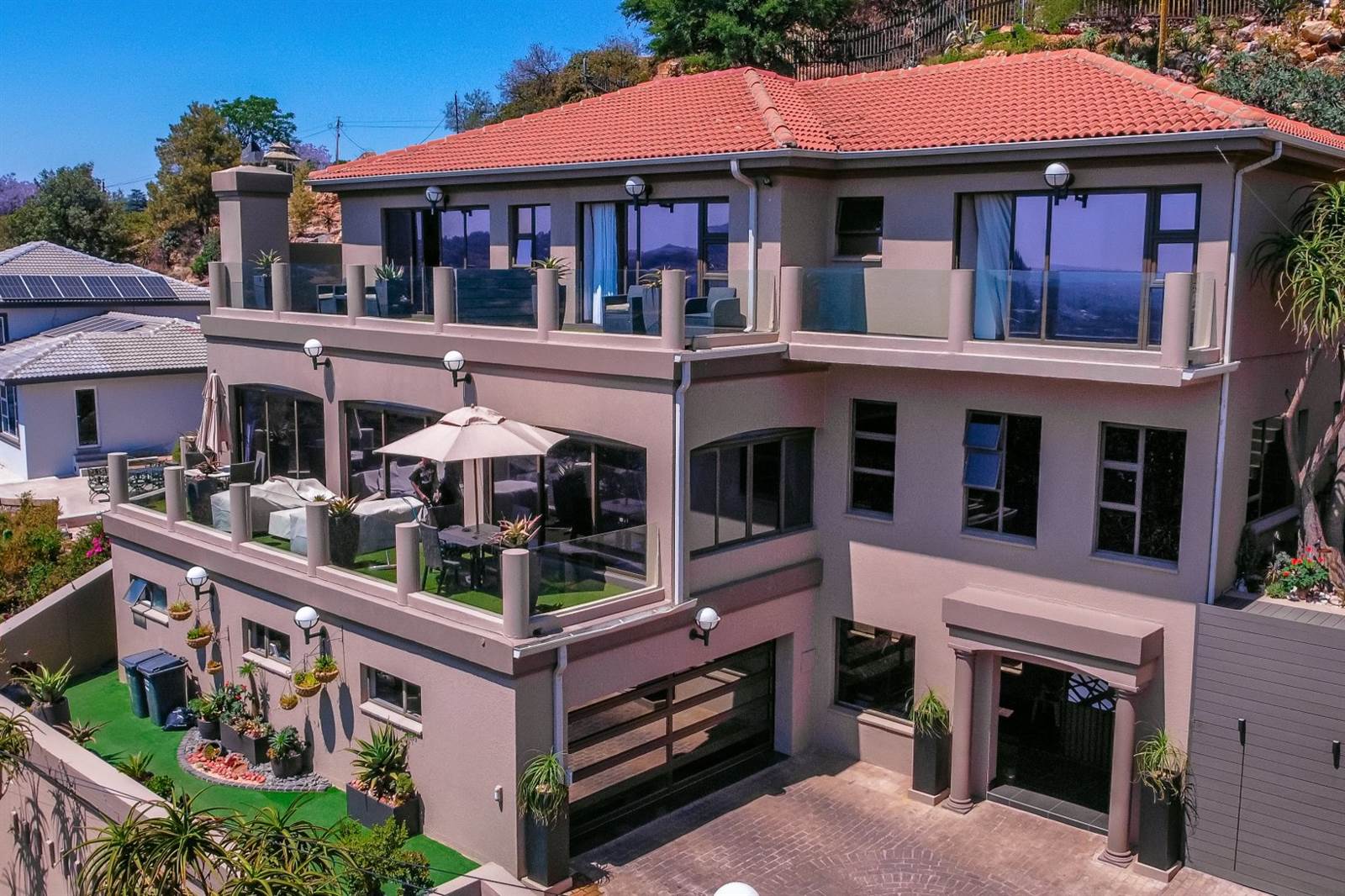 3 Bed House in Constantia Kloof photo number 1