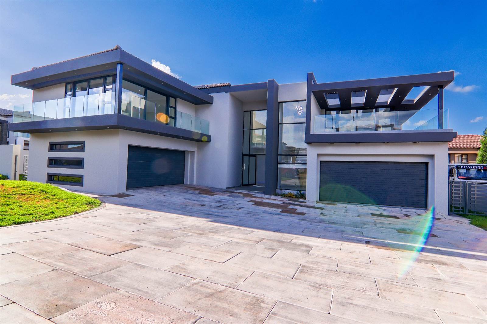 6 Bed House in Blue Valley Golf Estate photo number 2