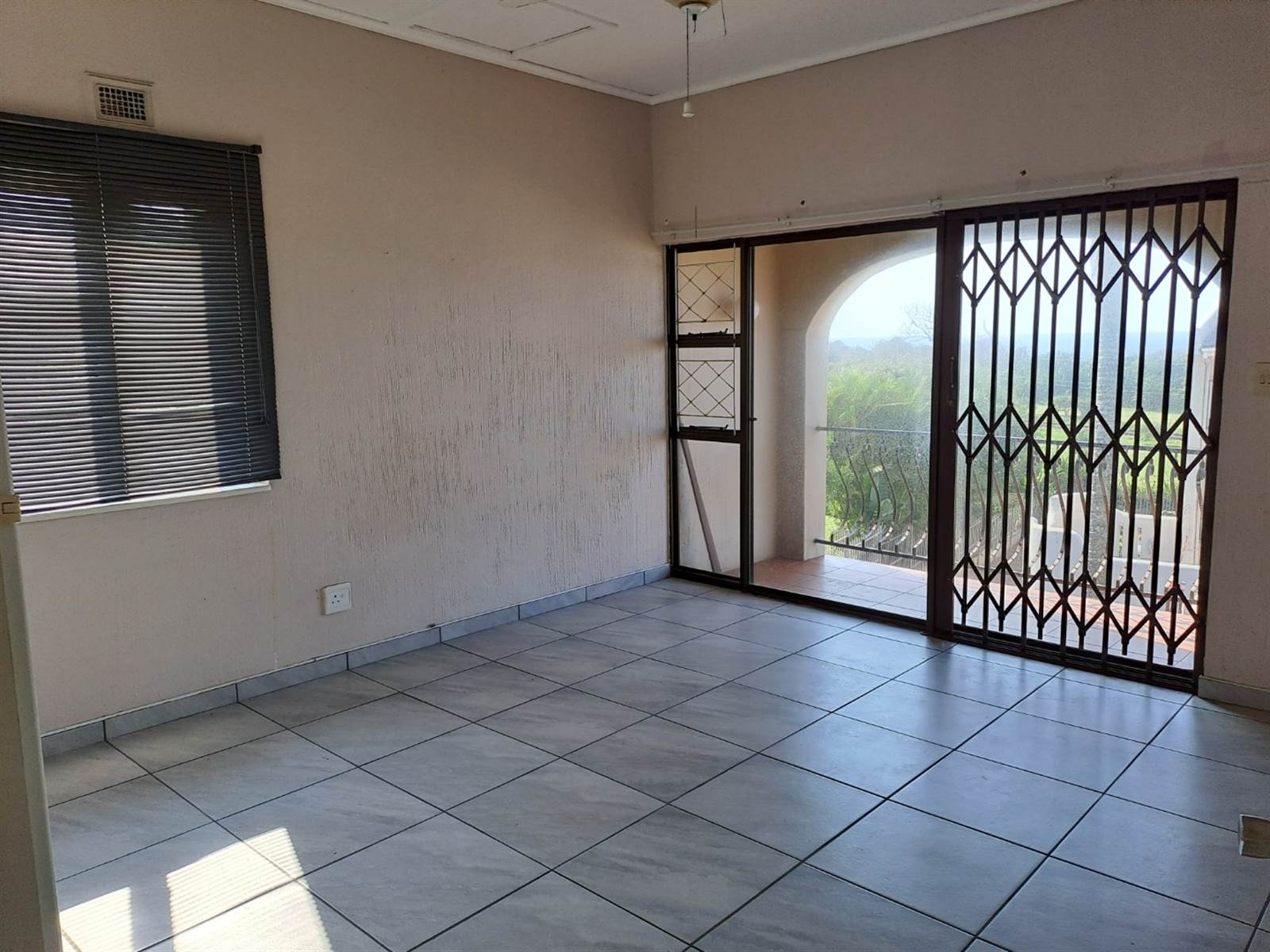 4 Bed Townhouse in Scottburgh Central photo number 21