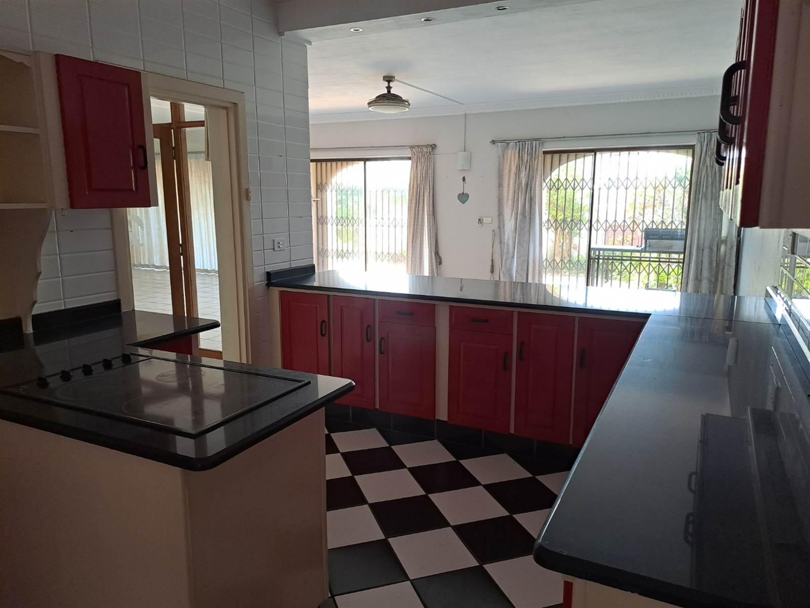 4 Bed Townhouse in Scottburgh Central photo number 6