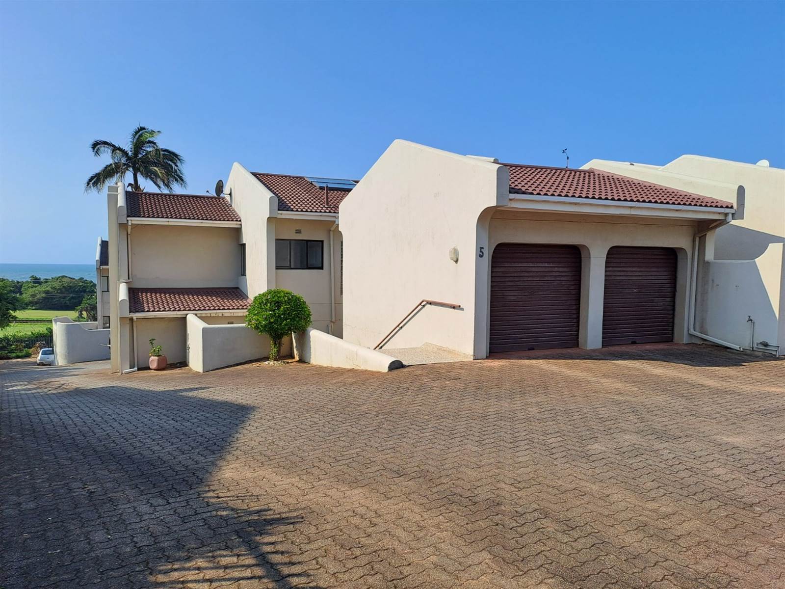 4 Bed Townhouse in Scottburgh Central photo number 3