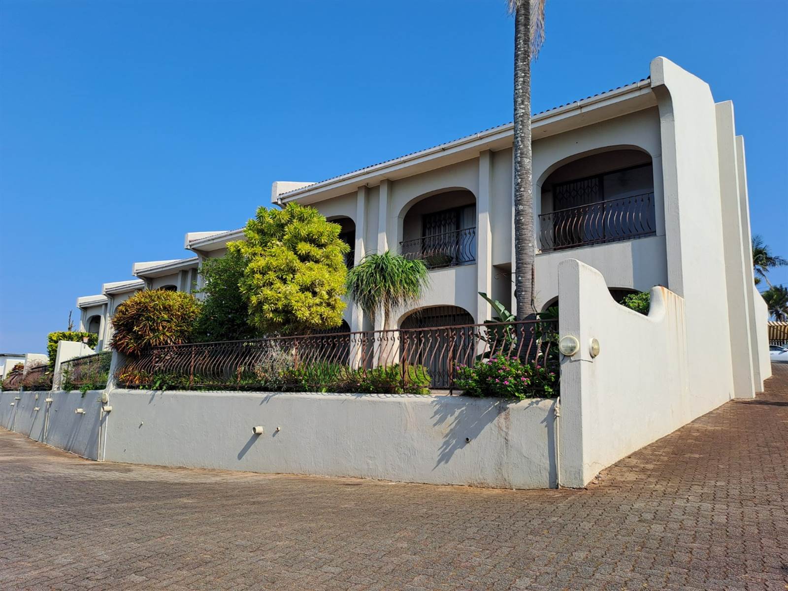 4 Bed Townhouse in Scottburgh Central photo number 2