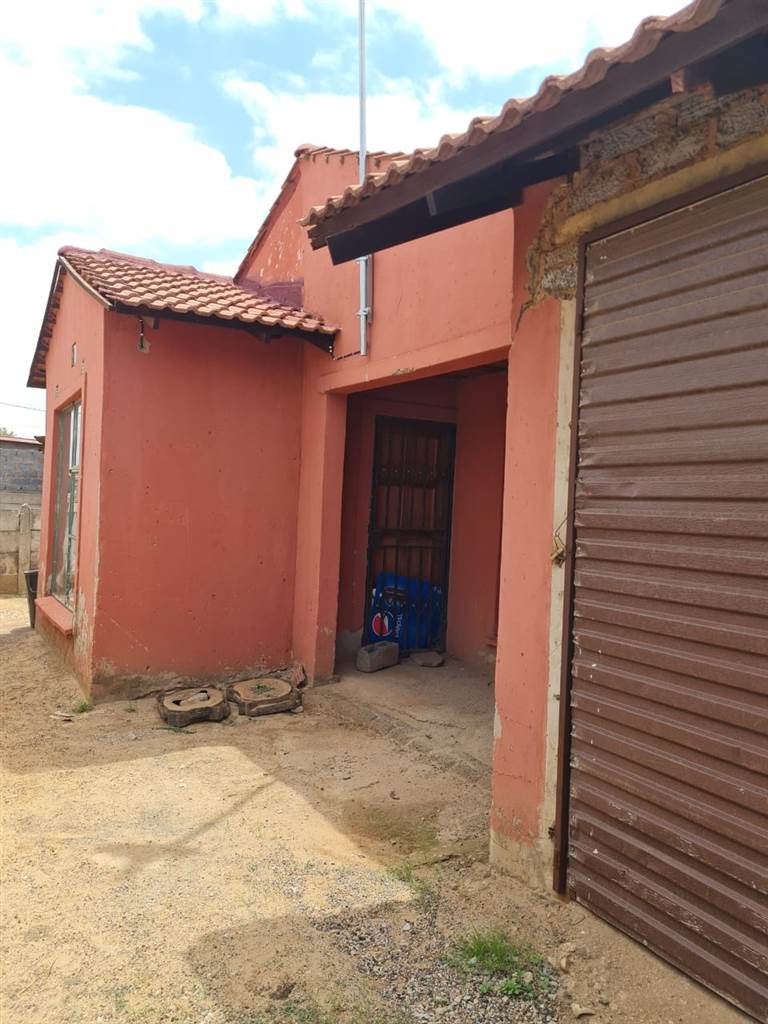 3 Bed House in Etwatwa photo number 2