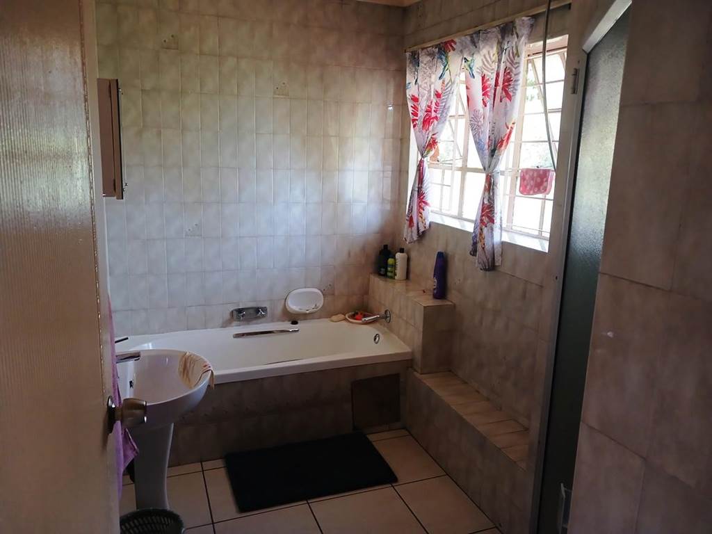 2 Bed Townhouse in Boksburg South photo number 9