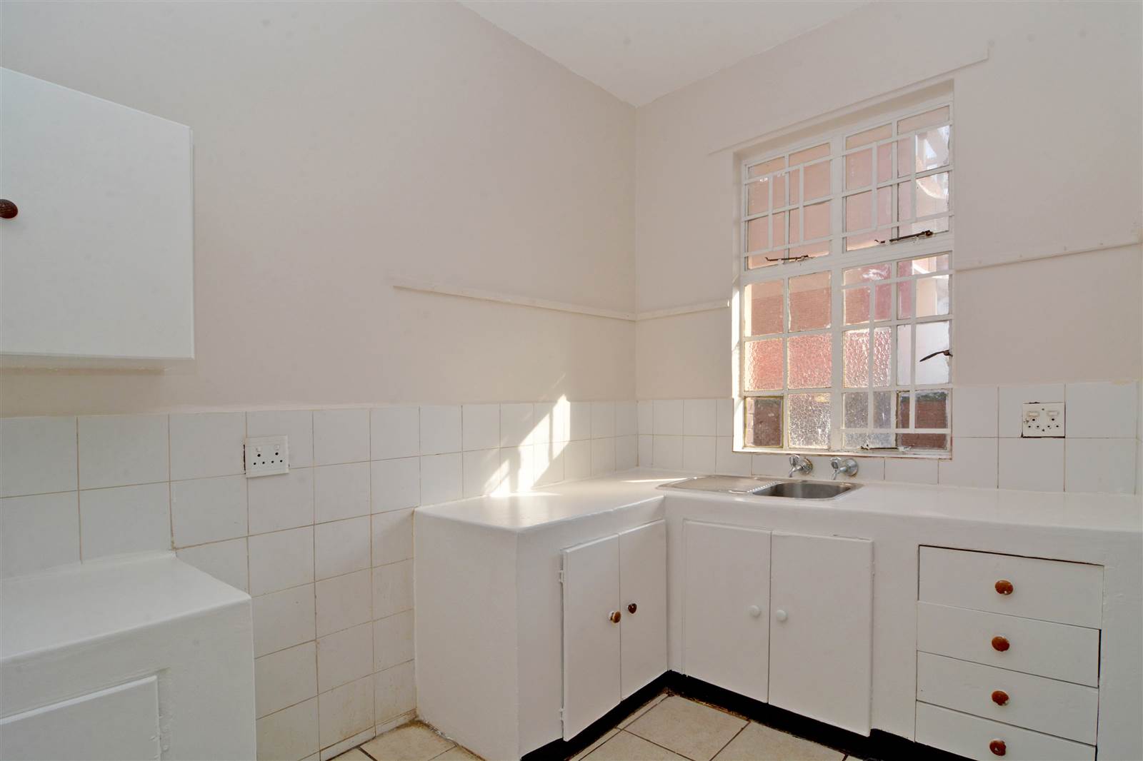 2 Bed Apartment in Yeoville photo number 6