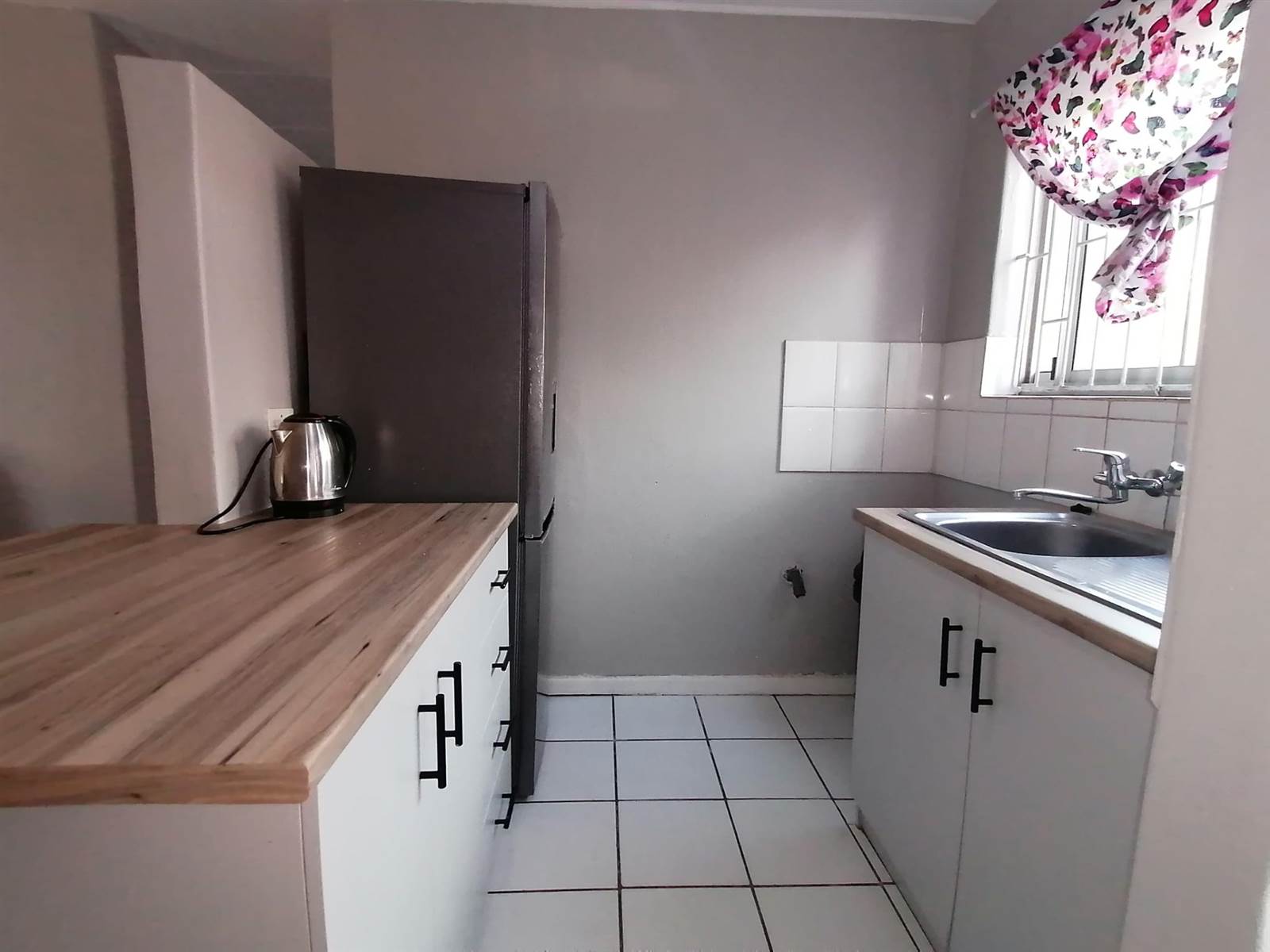 2 Bed Apartment in Paarl photo number 3