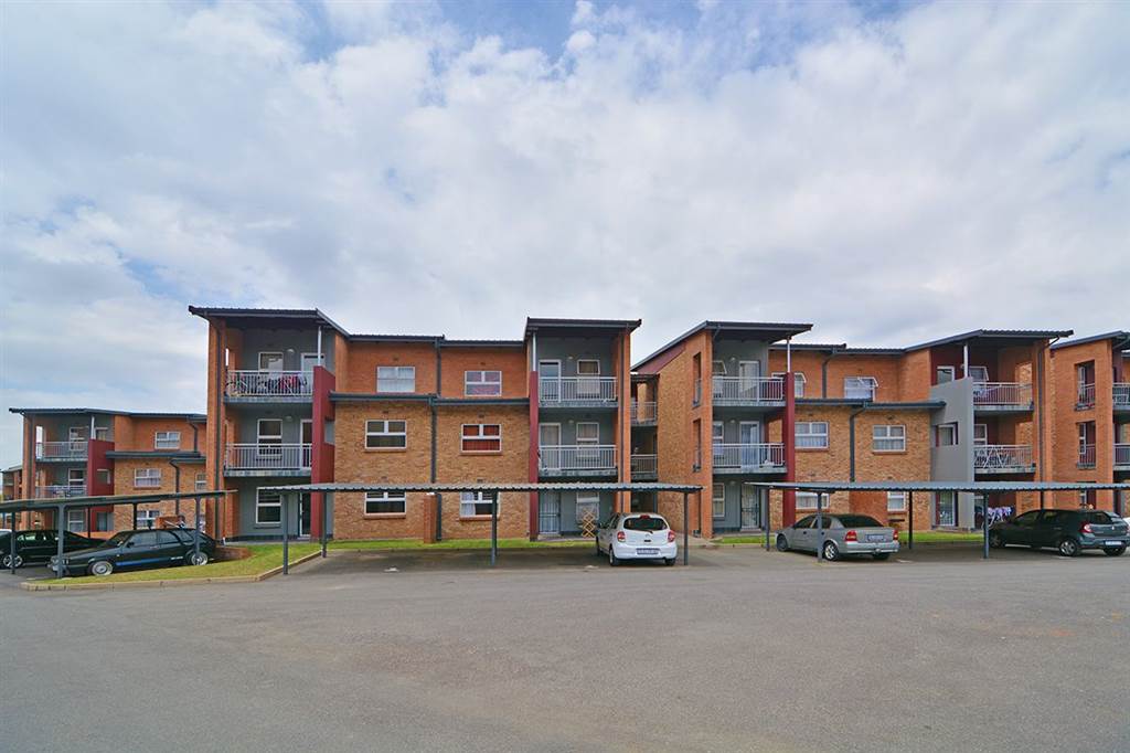 2 Bed Apartment in Carlswald Estate photo number 1