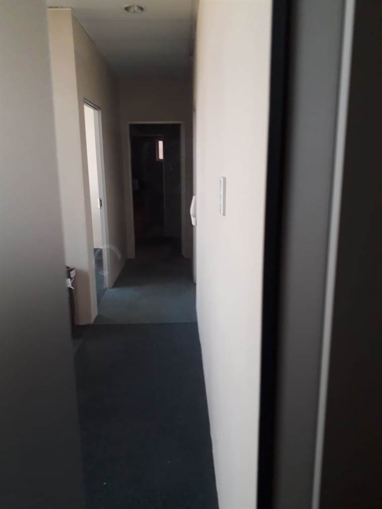 100  m² Office Space in Witbank photo number 4