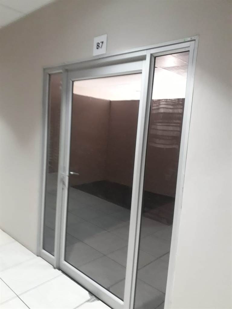 100  m² Office Space in Witbank photo number 1
