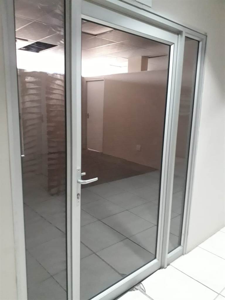100  m² Office Space in Witbank photo number 5