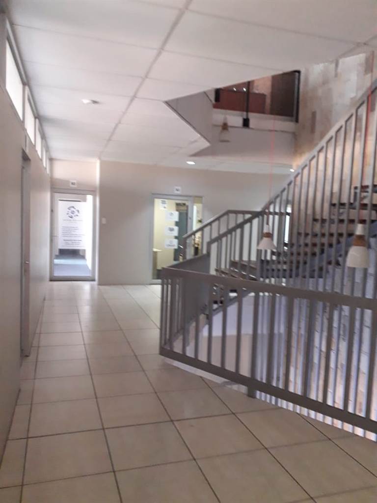 100  m² Office Space in Witbank photo number 10
