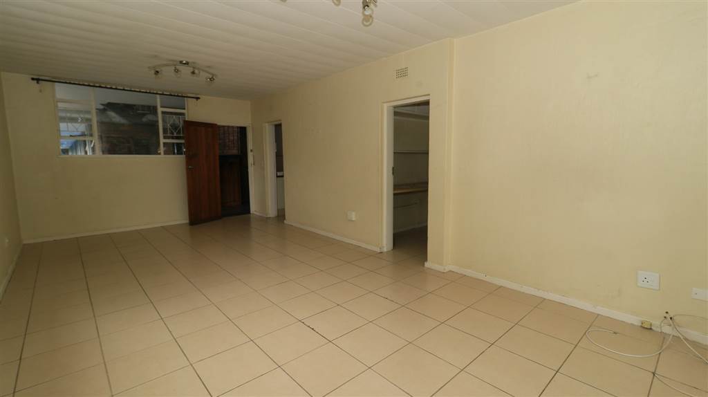 2 Bed Apartment in Morninghill photo number 4