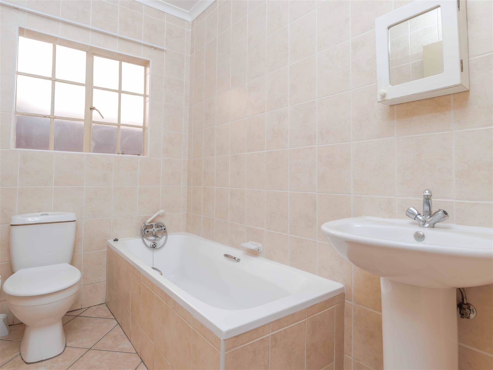 2 Bed Simplex in Greenstone Hill photo number 15