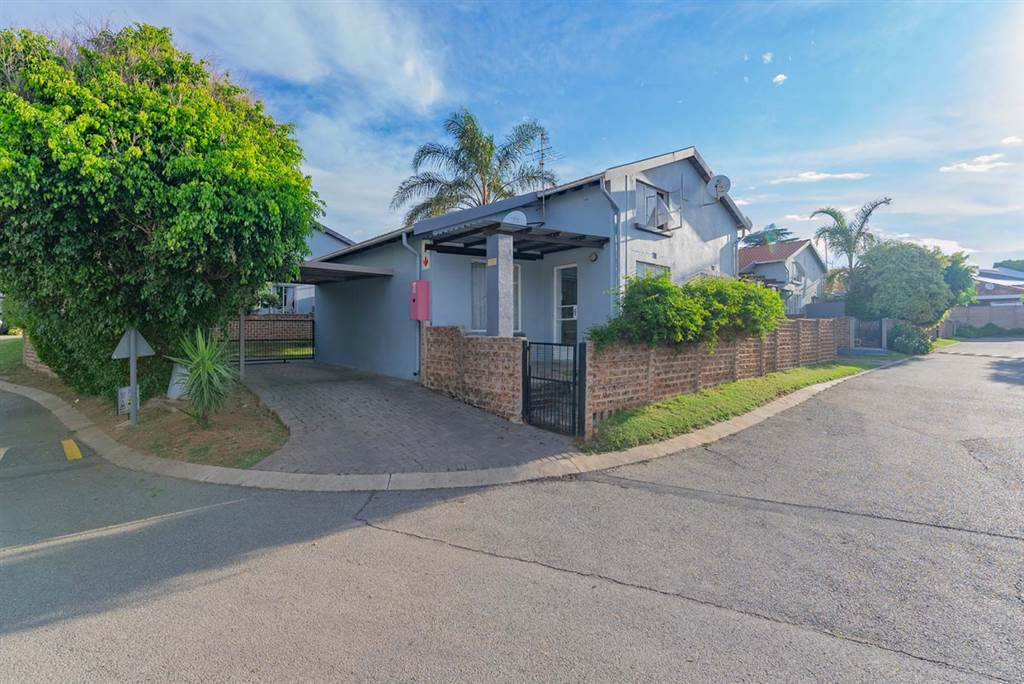 3 Bed Townhouse for sale in Edenglen T4686152 Private Property