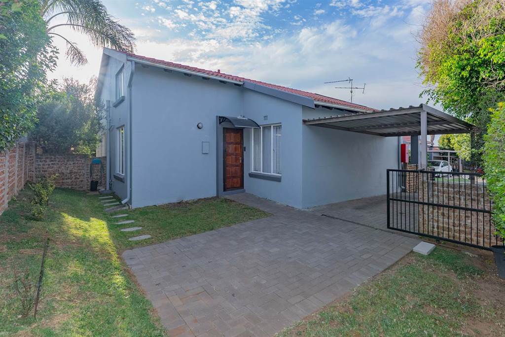 3 Bed Townhouse for sale in Edenglen T4686152 Private Property