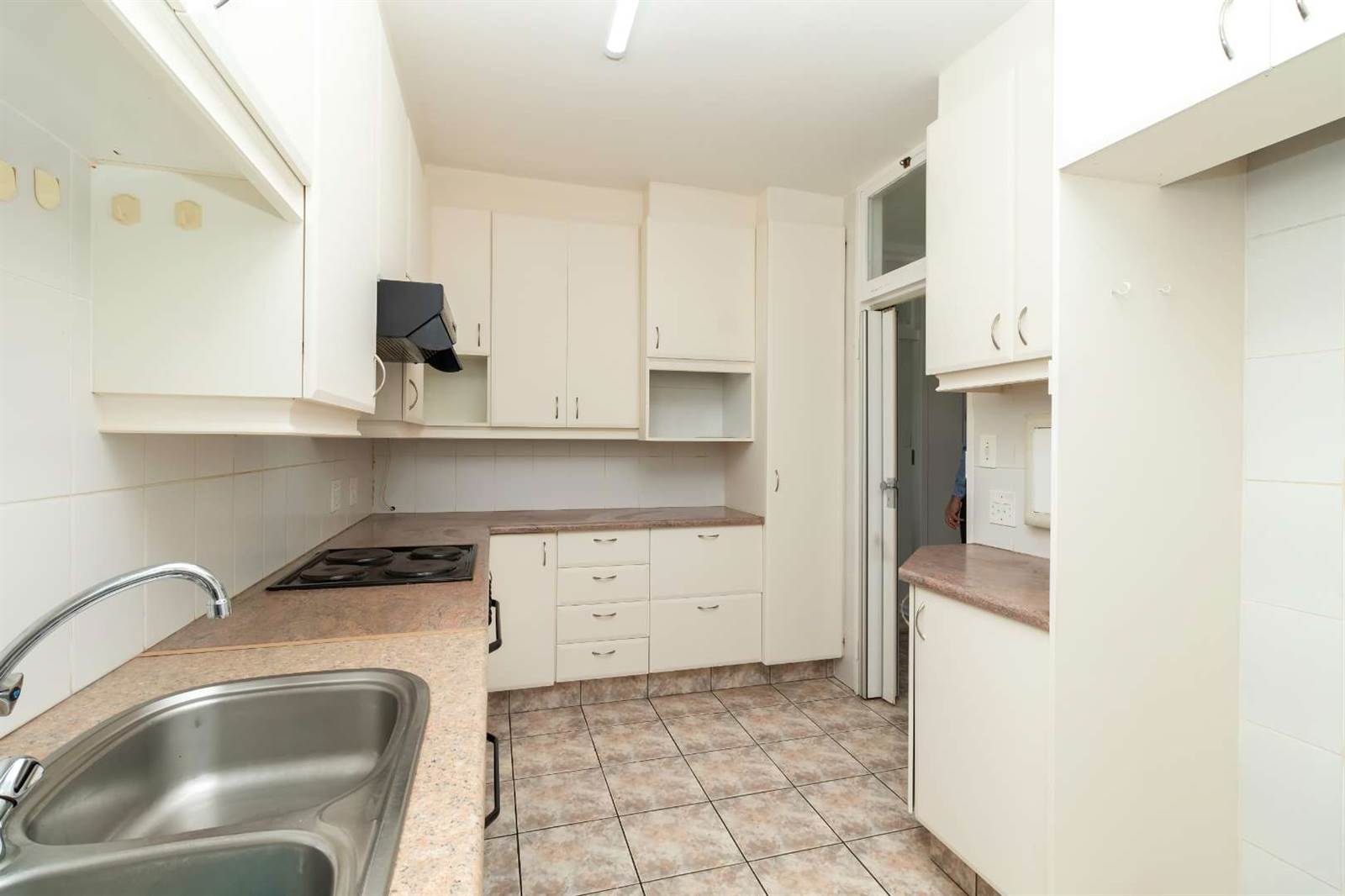 2 Bed Apartment in Benmore Gardens photo number 8