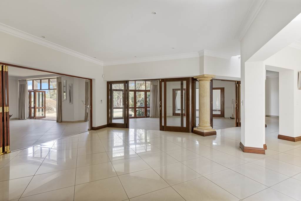 6 Bed House in Dainfern Golf Estate photo number 8