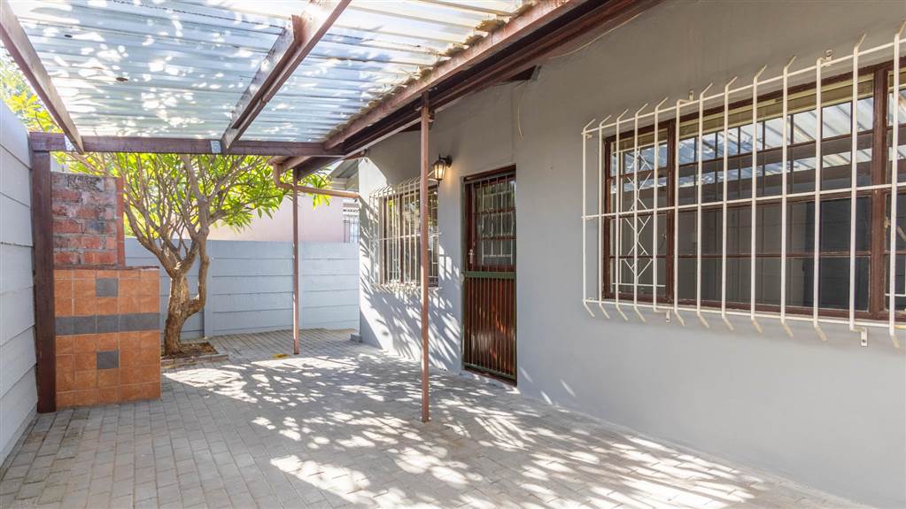 1 Bed Flat in Paarl photo number 16