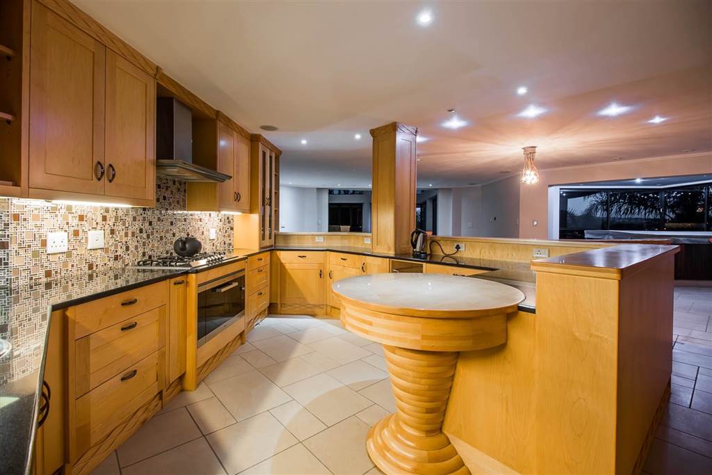 6 Bed House in Woodhill photo number 8
