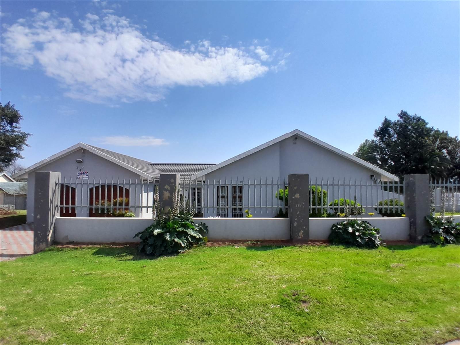 7 Bed House in Southernwood photo number 2
