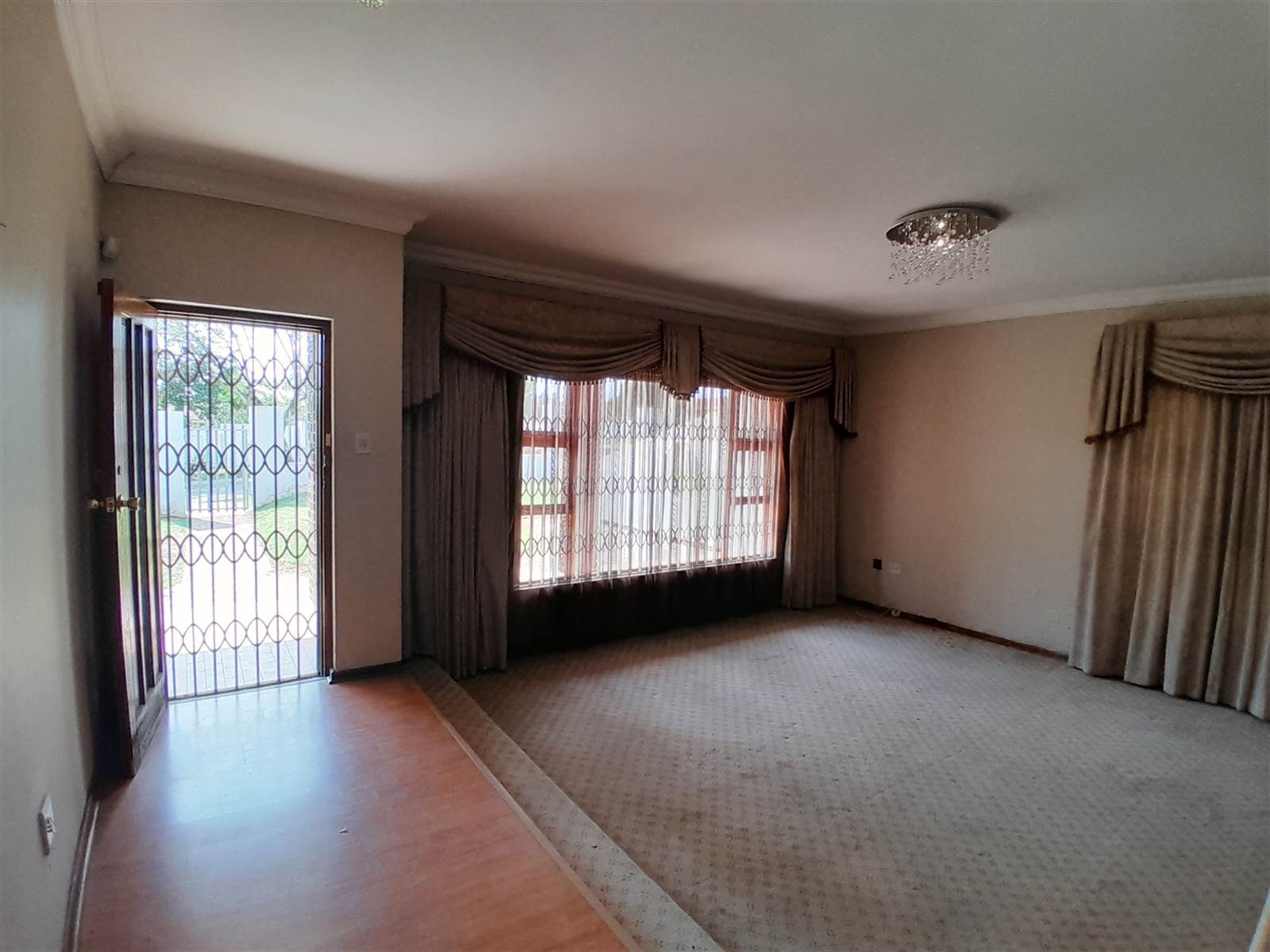 7 Bed House in Southernwood photo number 17