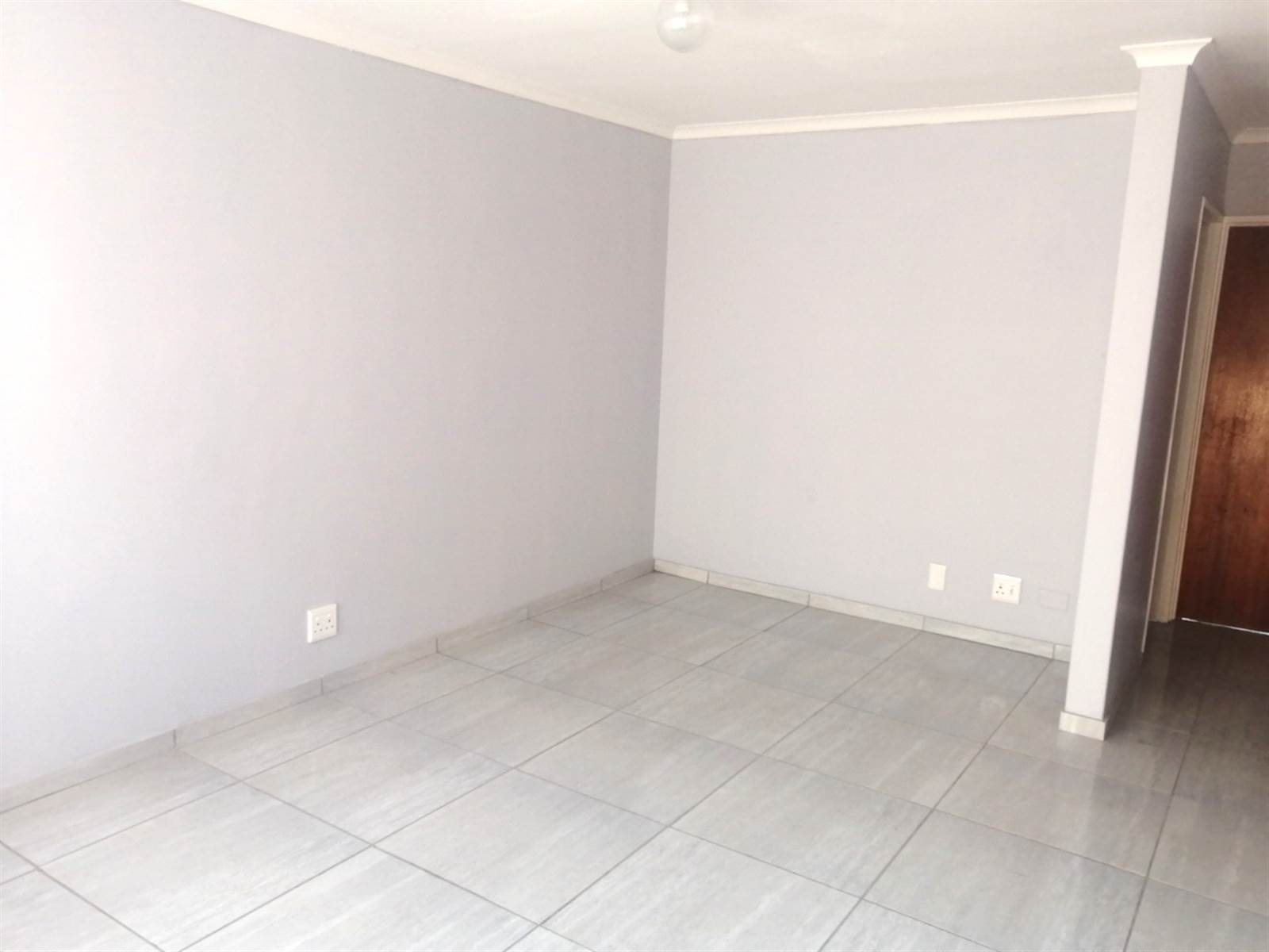 2 Bed Apartment in Grassy Park photo number 4