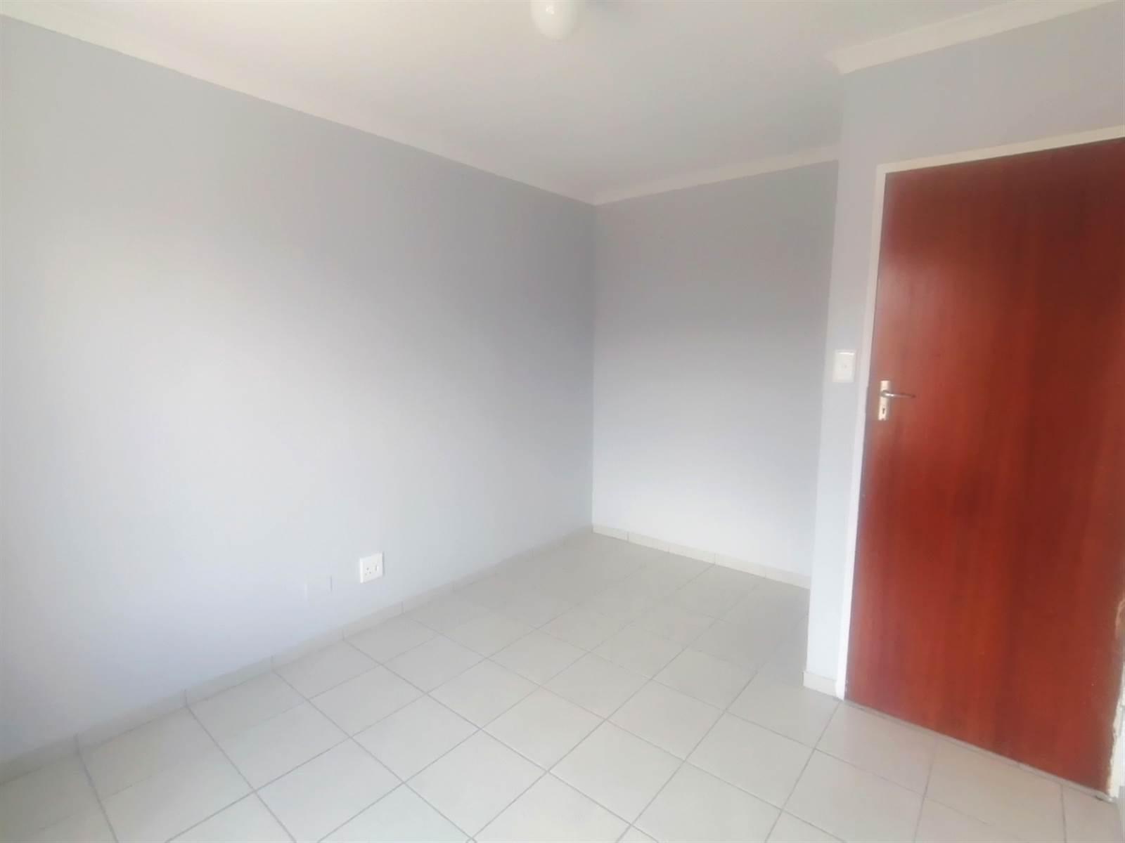 2 Bed Apartment in Grassy Park photo number 3