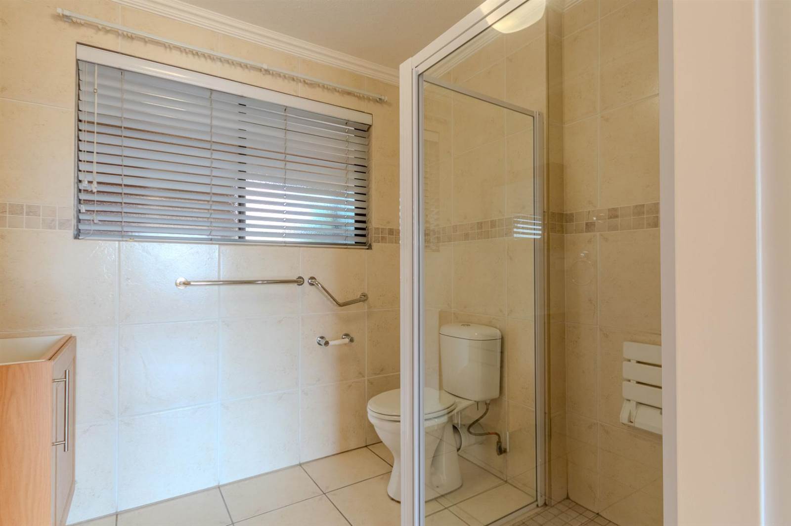1 Bed Apartment in Garsfontein photo number 12