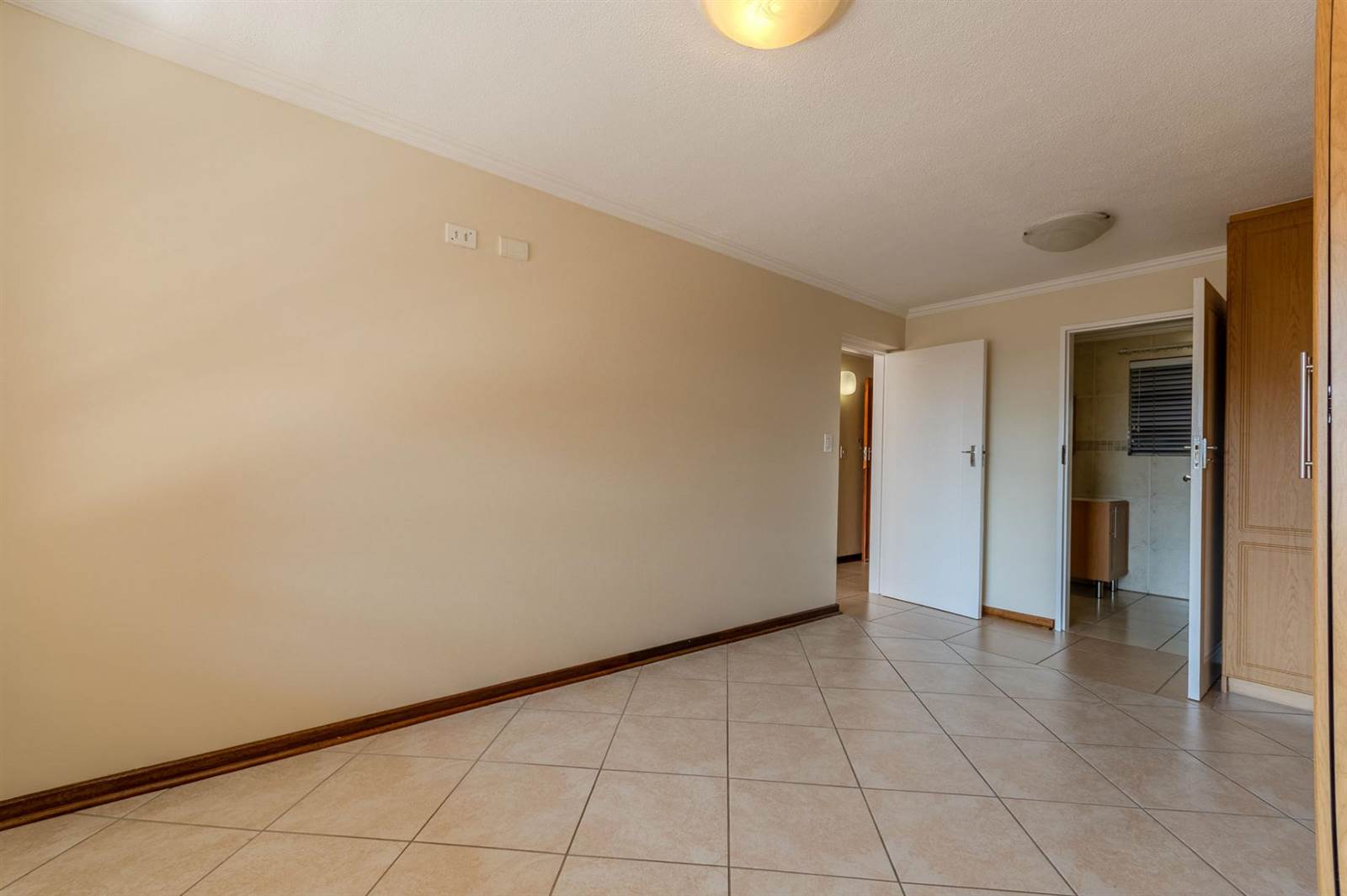 1 Bed Apartment in Garsfontein photo number 11