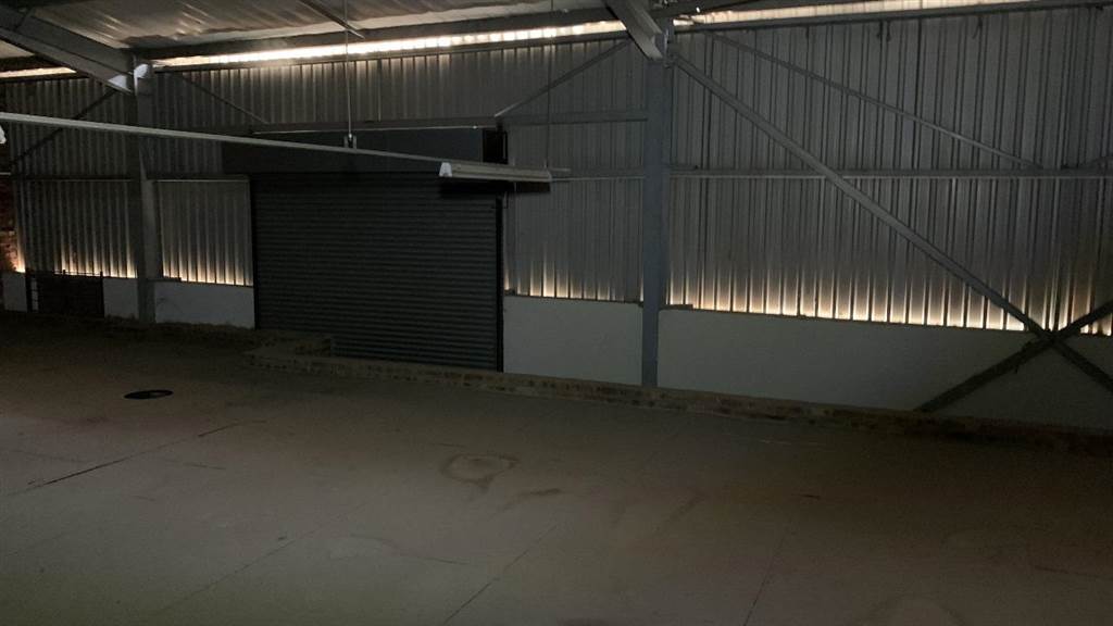 900  m² Industrial space in Monavoni photo number 4