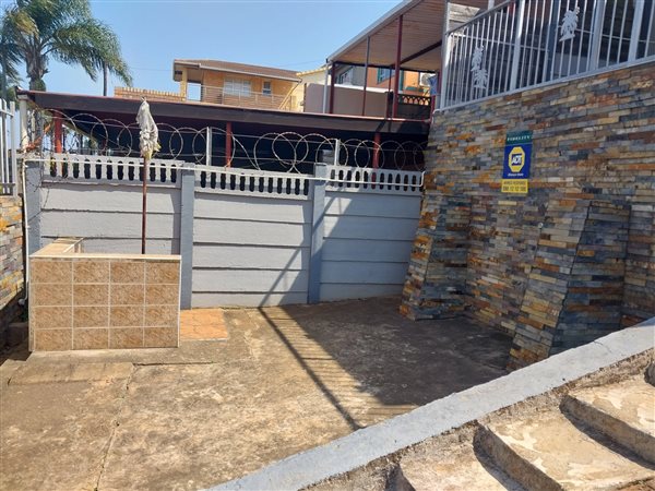 2 Bed House in Lotus Park