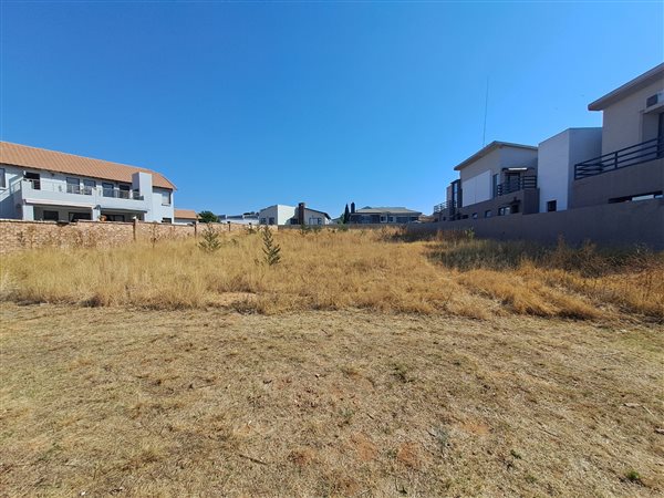 1 080 m² Land