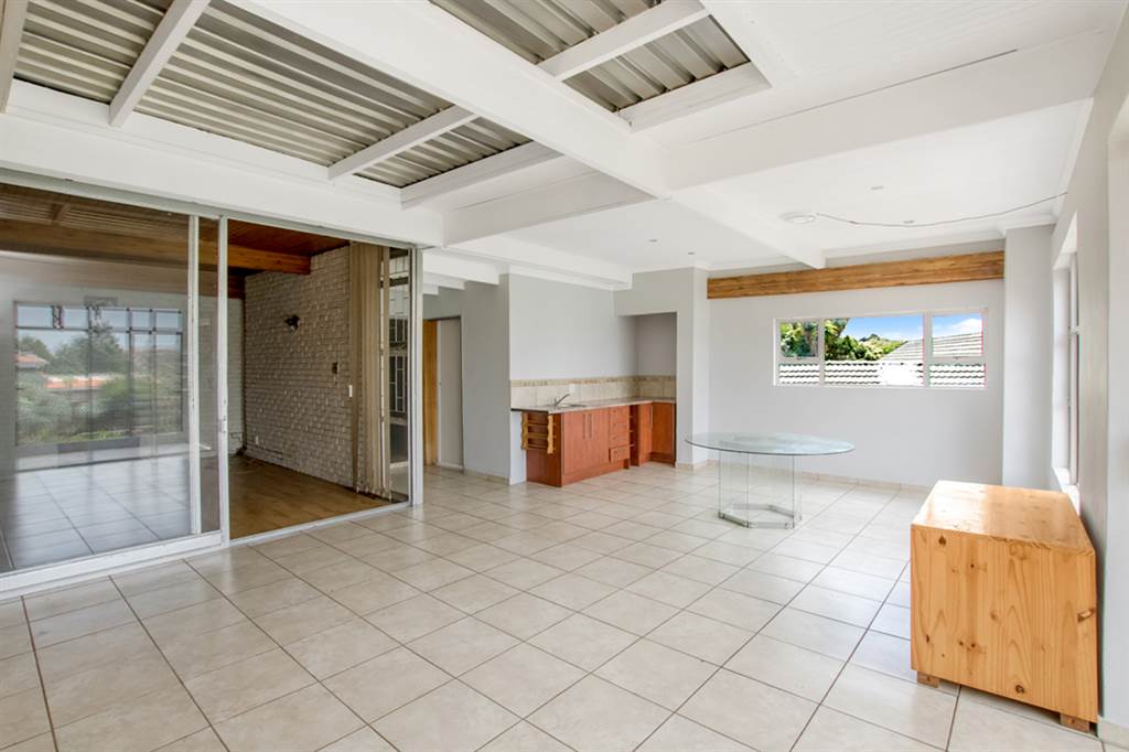 4 Bed House in Constantia Kloof photo number 9