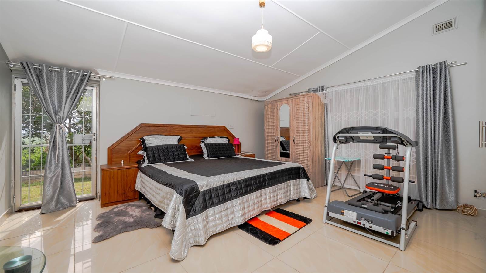 3 Bed House in Blythedale Beach photo number 24