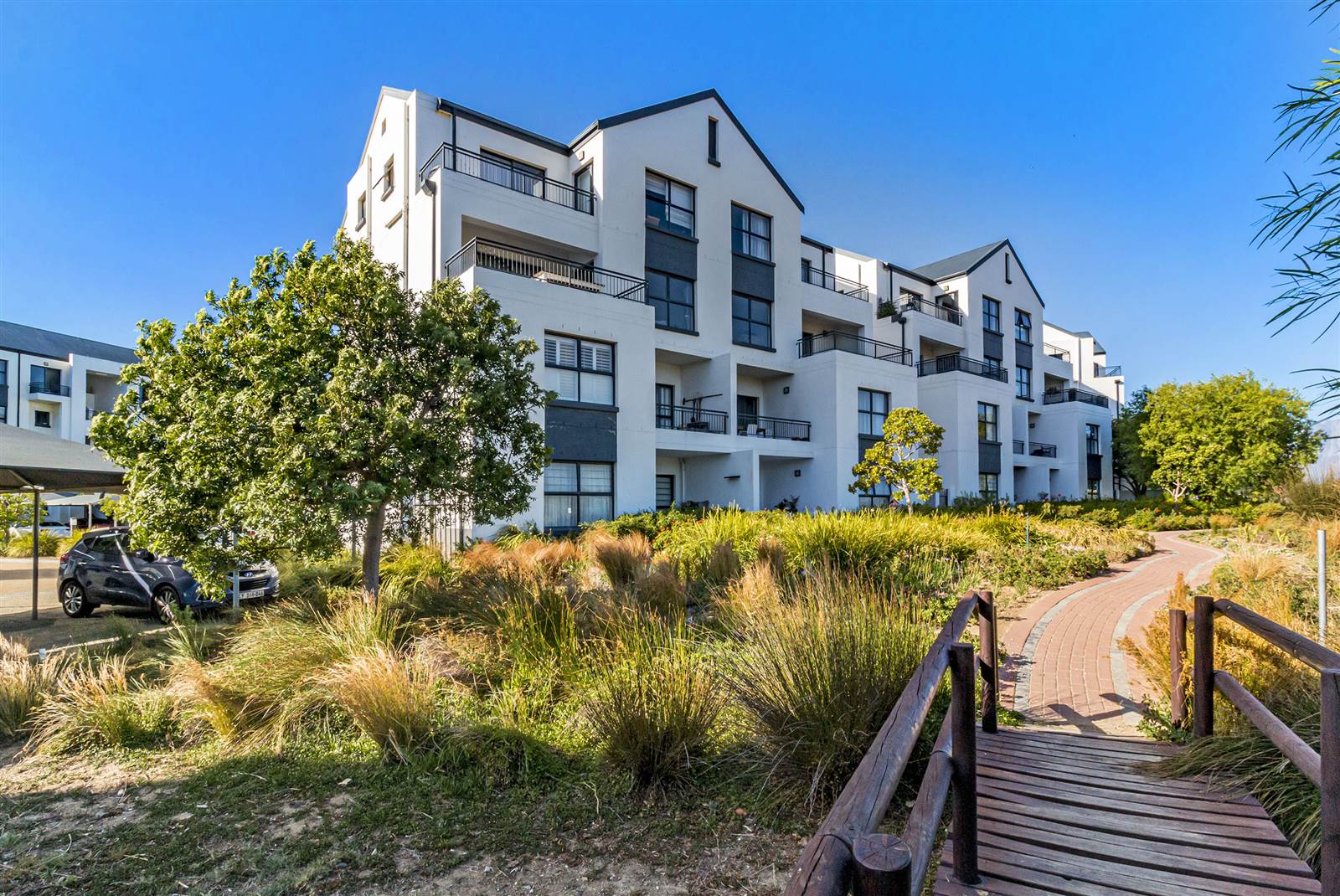 3 Bed Apartment in Somerset West Central photo number 2