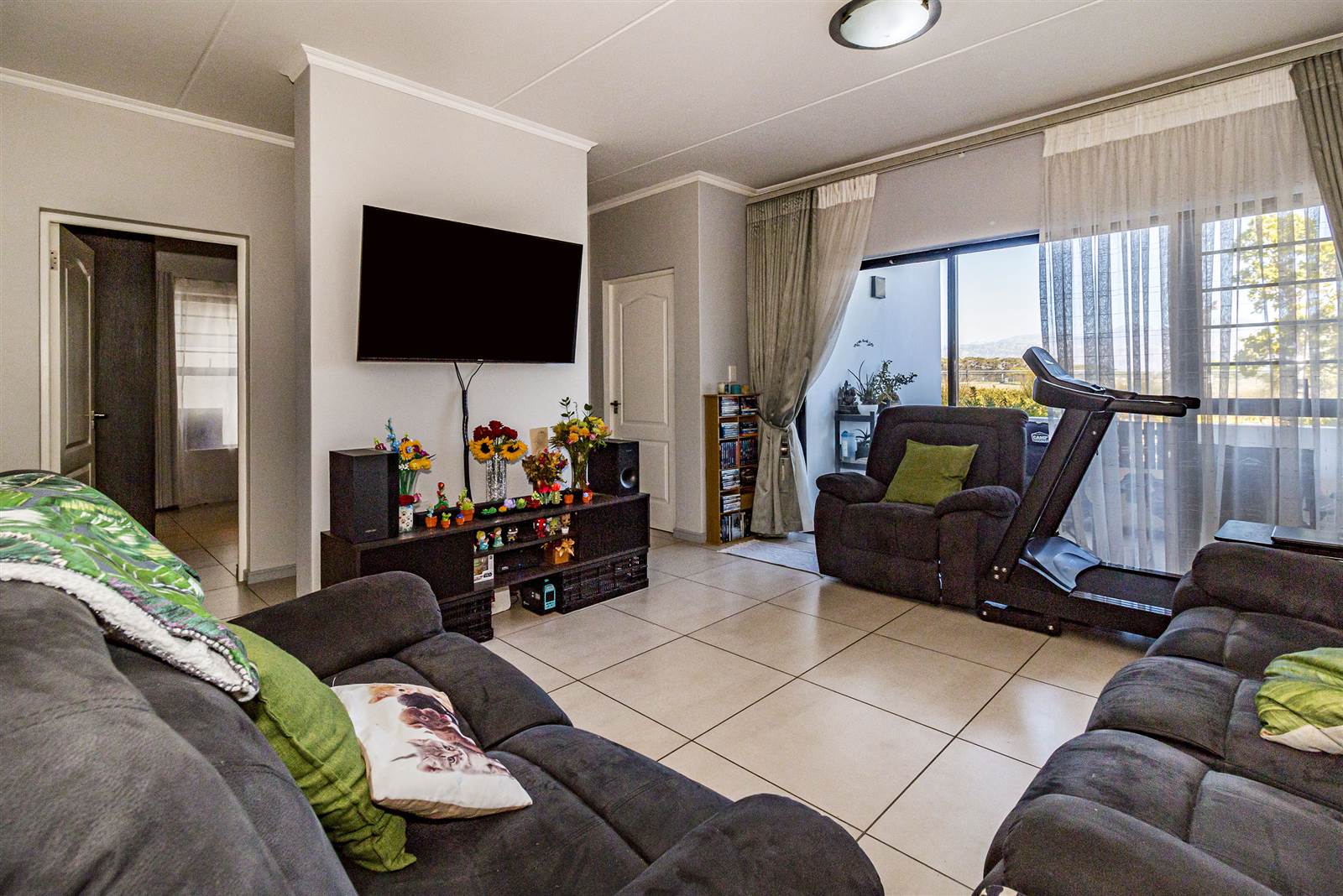 3 Bed Apartment in Somerset West Central photo number 9