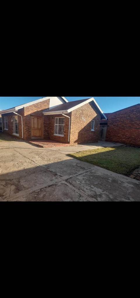 3 Bed House in Pimville photo number 2