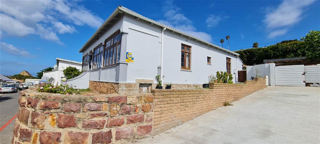 4 Bed House in Mossel Bay Central photo number 2