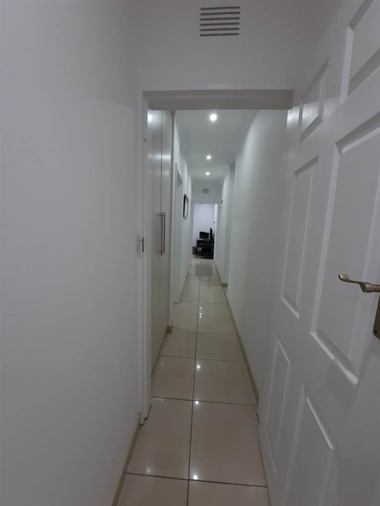 3 Bed Apartment in Isipingo Beach photo number 3