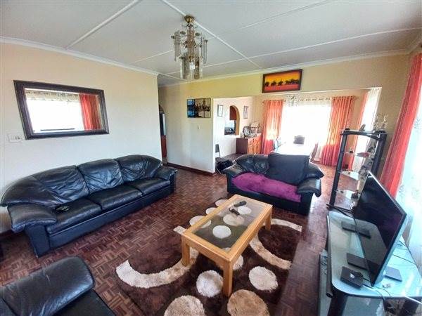 4 Bed House in Silverglen photo number 5