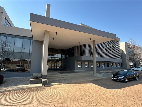 930  m² Commercial space