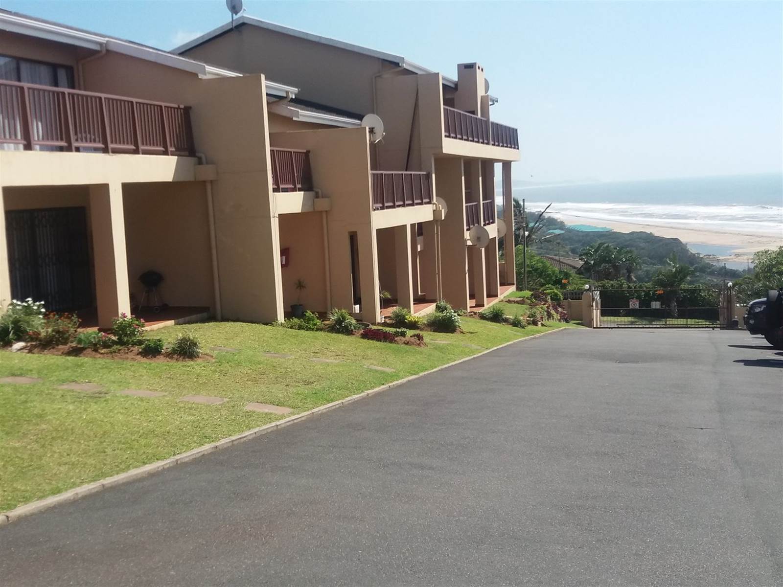 2 Bed Apartment in Illovo Beach photo number 11