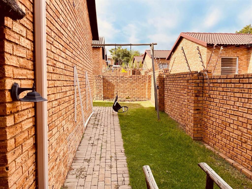 3 Bed Townhouse in Kloofendal photo number 6