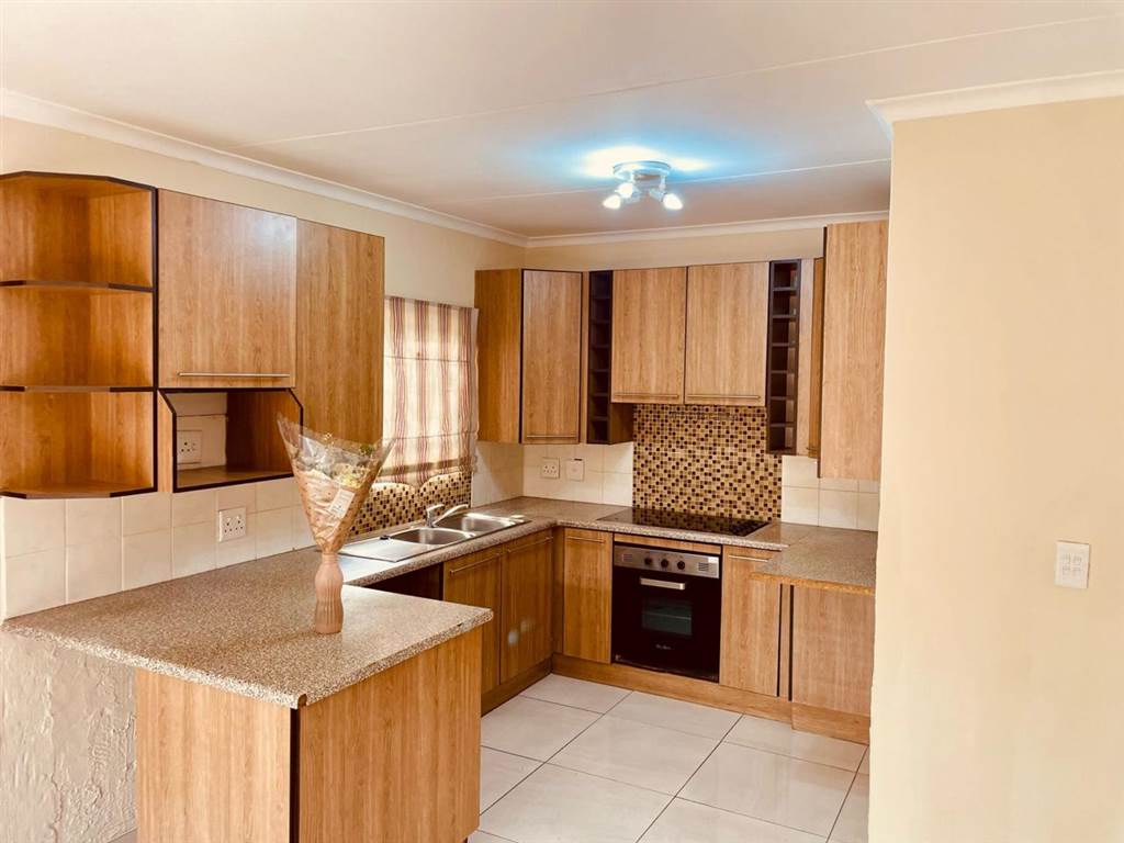 3 Bed Townhouse in Kloofendal photo number 11