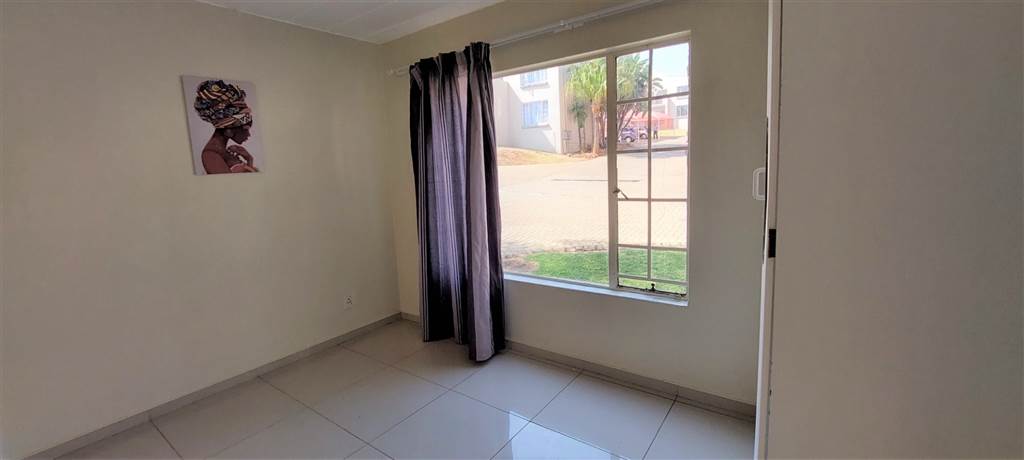 2 Bed Apartment in Garsfontein photo number 10