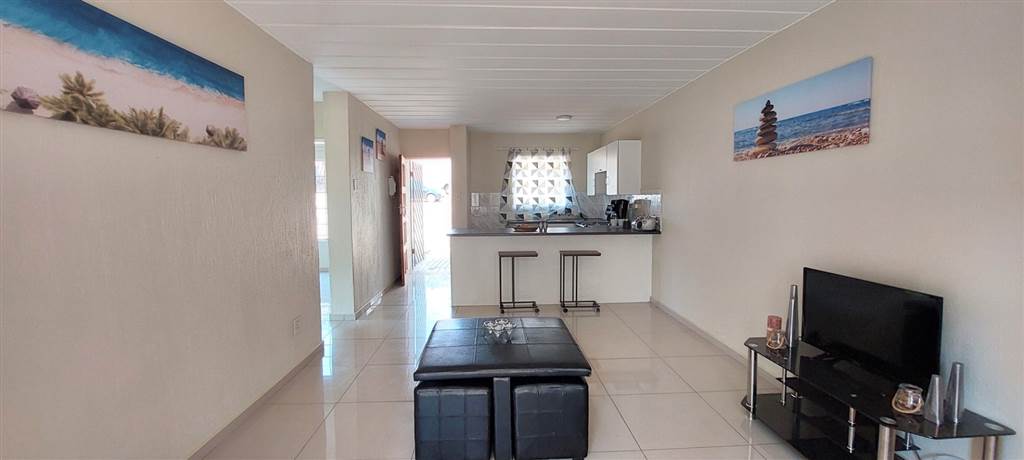 2 Bed Apartment in Garsfontein photo number 2