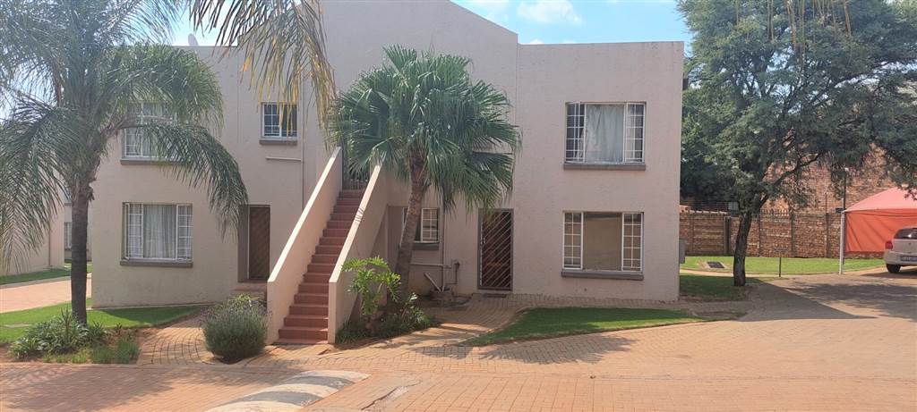 2 Bed Apartment in Garsfontein photo number 12