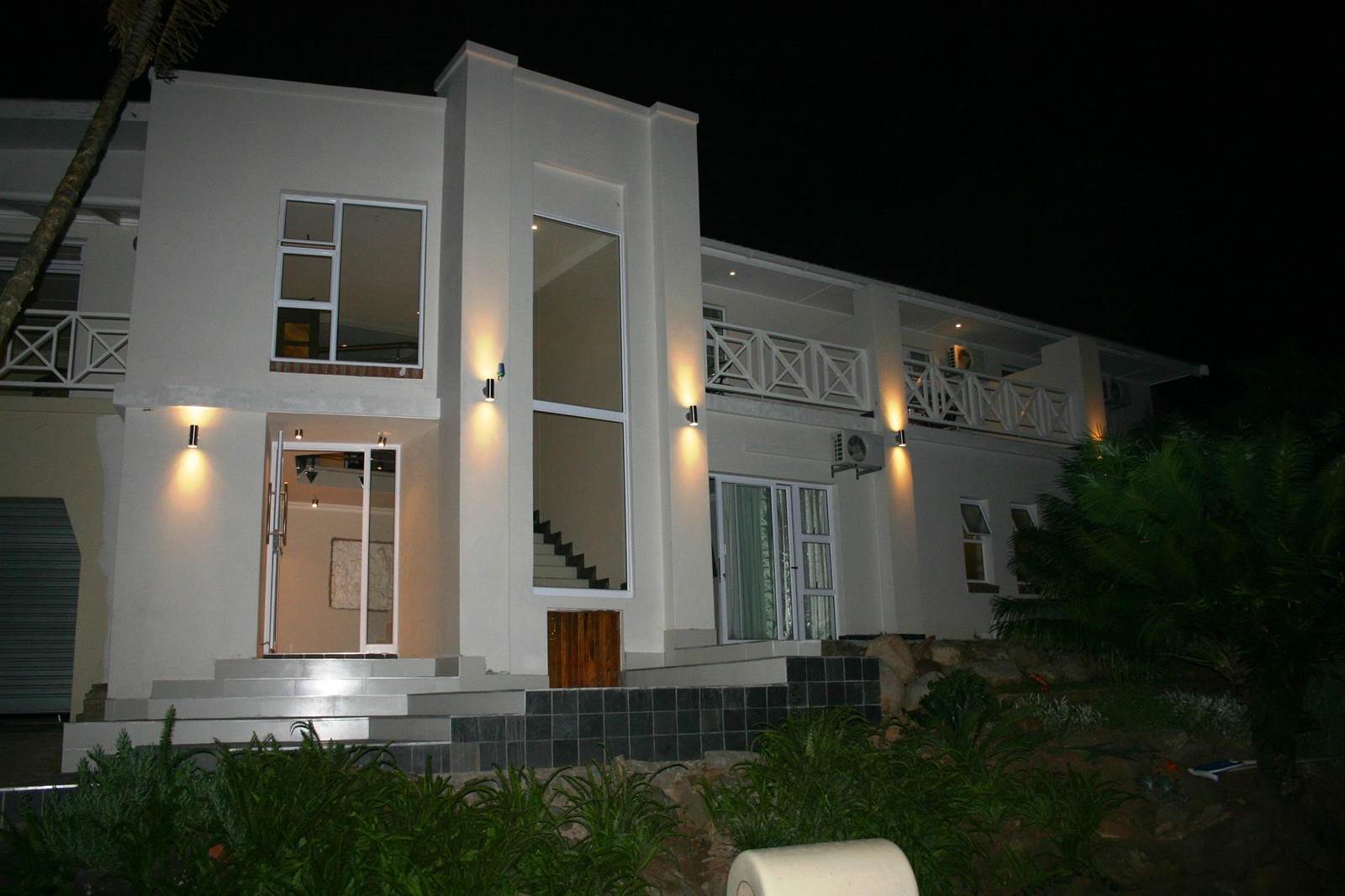 7 Bed House in Beacon Bay photo number 2