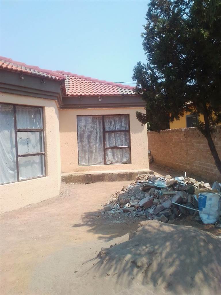 4 Bed House in Lethlabile photo number 3